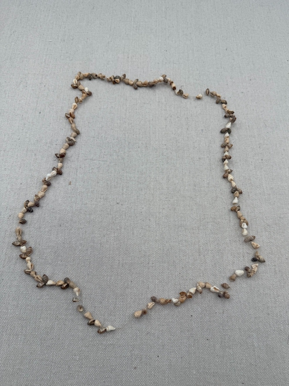 Natural Shell Chip Necklace — Neutral Beige Beach Style